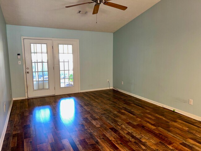 Building Photo - 111 Bennington Ln