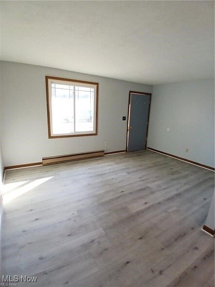 Building Photo - 31 1/2 Elm Street Unit A2