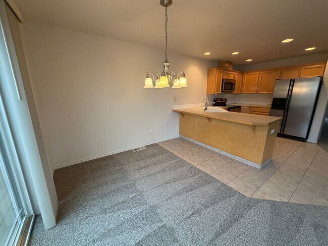 Building Photo - New paint & carpet! 2 bed 2.5 bath + bonus room townhome