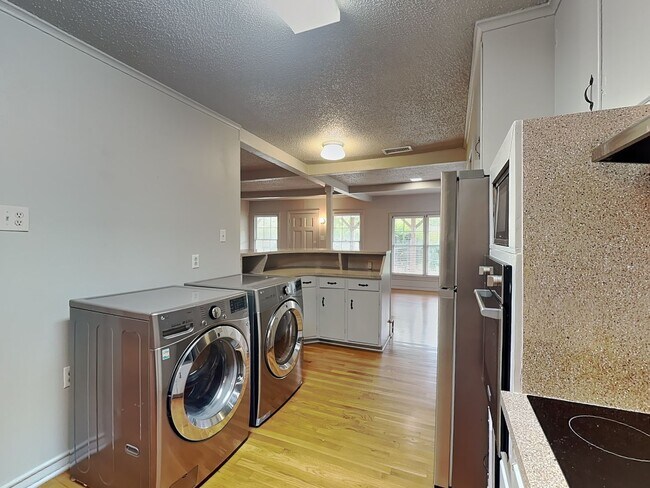 Building Photo - 4124 Lovell Ave