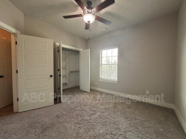 Building Photo - 3100 SW Warberry Ave