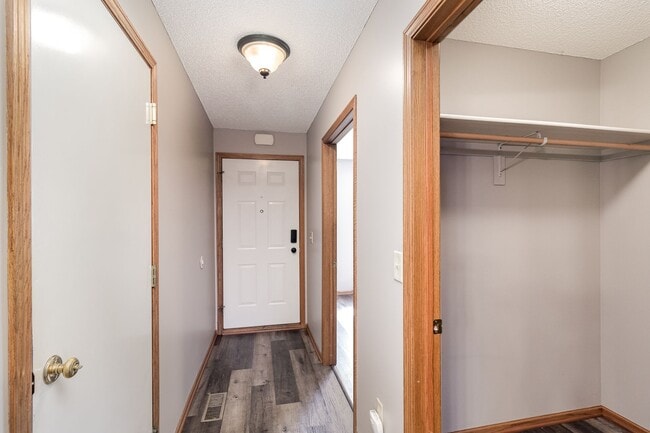 Building Photo - 2 Bed | 1 Bath Updated One Level Home