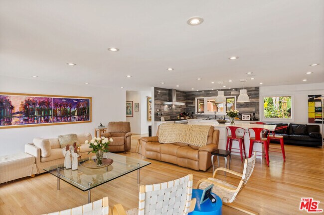 Building Photo - 7122 Dume Dr