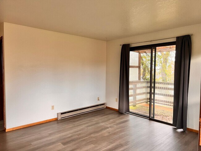 Building Photo - 2135
