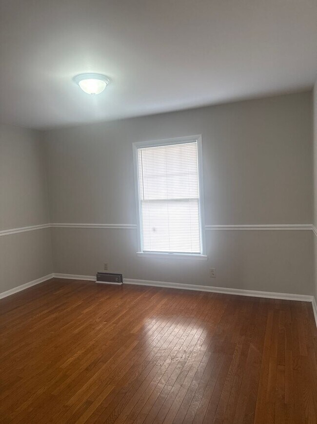 Building Photo - Large Family Home!!