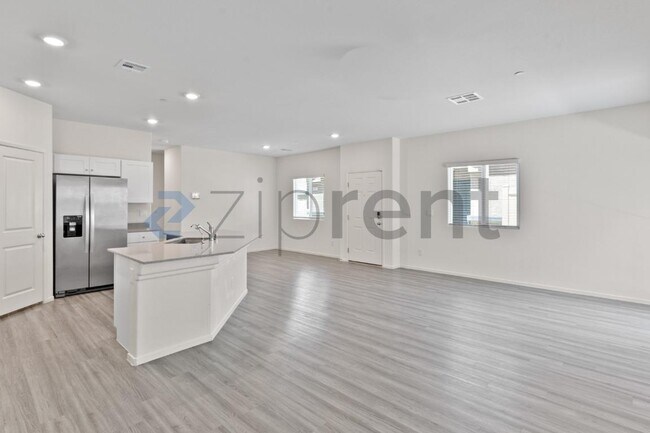 Building Photo - Unit Unit 3