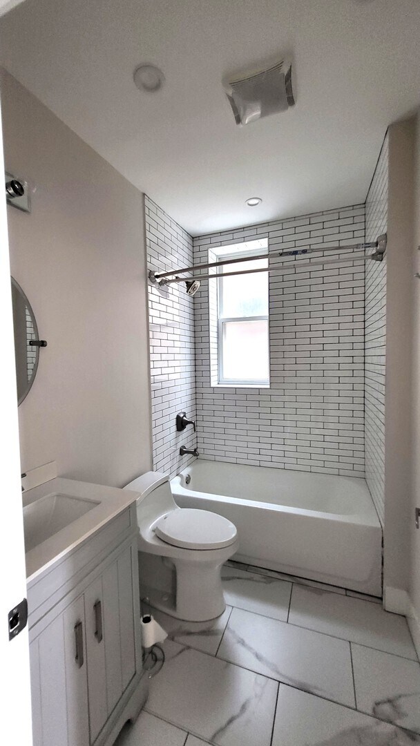 Building Photo - 2904 W Nelson St