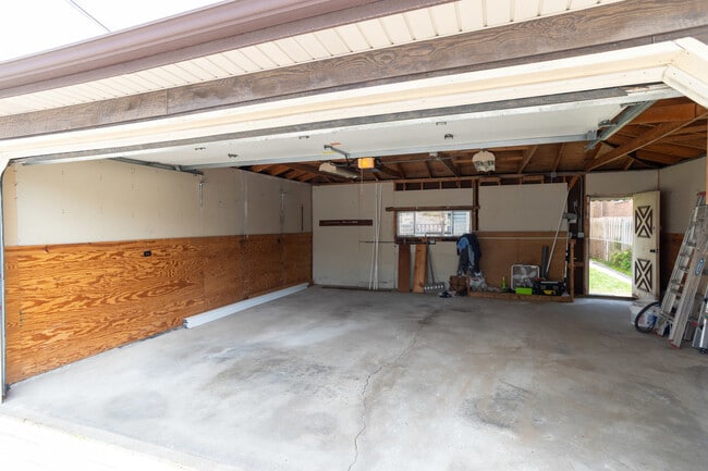 Building Photo - 5712 N Avondale Ave