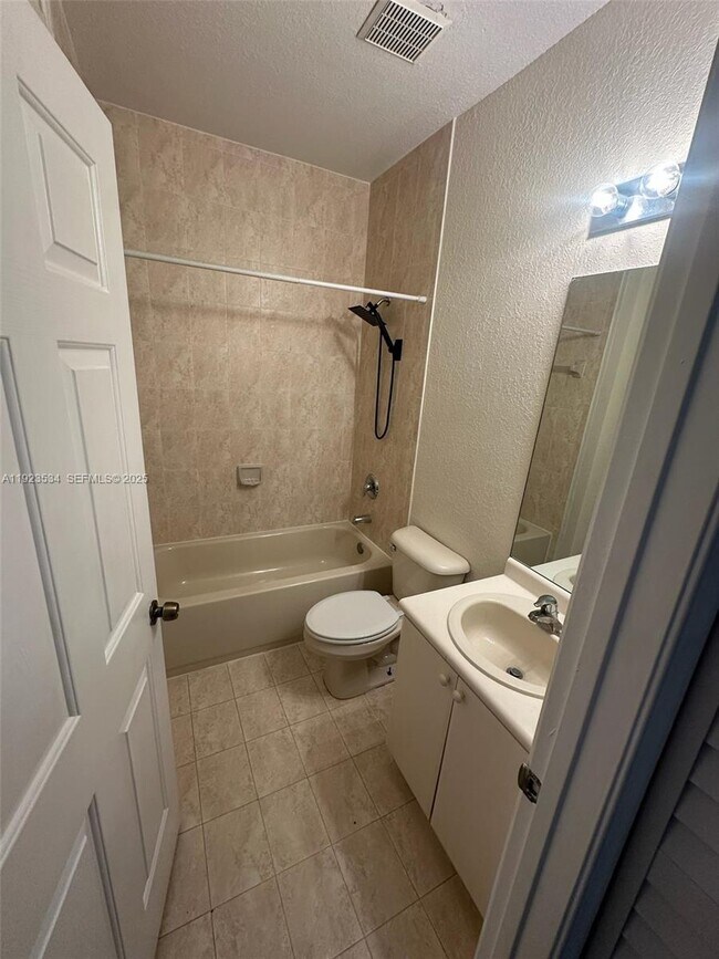 Building Photo - 2505 SE 14th Ave