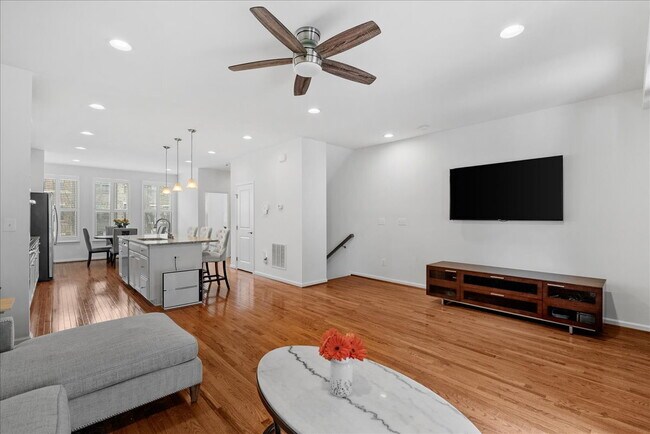 Building Photo - Stunning Luxury Townhome for Rent in Westmoore!