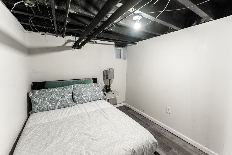 Basement bedrooom - 3252 N Newkirk St