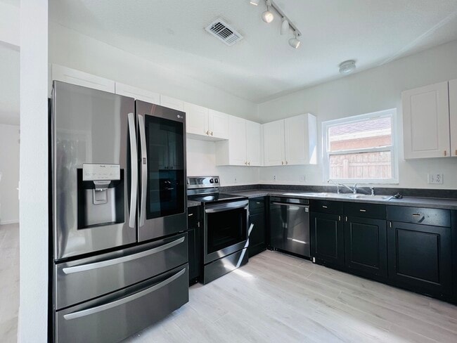 Building Photo - PRICE REDUCED!! Beautifully Updated 4 bed ...