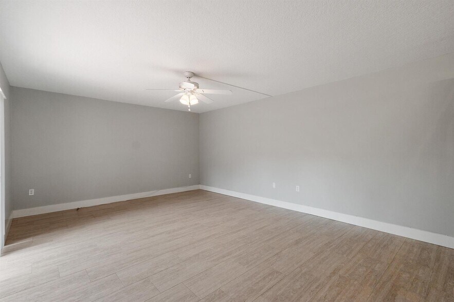 Building Photo - 825 Center St