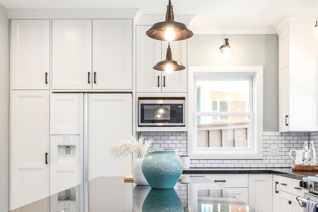 Building Photo - Elegant Sugar House Living: Finished Basement and Prime Location