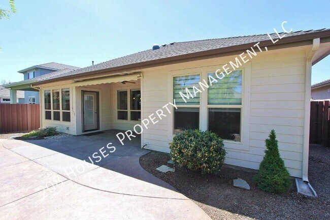 Building Photo - Immaculate Single-Level Home