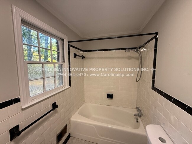 Building Photo - 1102 Ebenezer Ave Ext