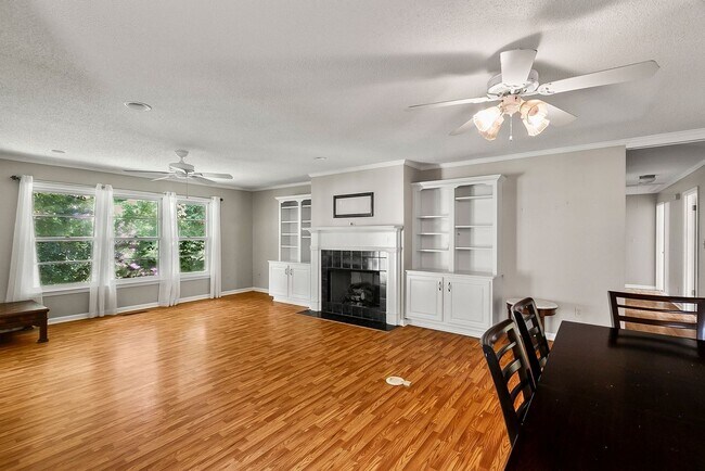 Building Photo - 2496 Valley View Ln