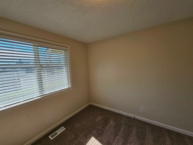 Building Photo - 3Bd/2Ba Single Story Home-Available to View!