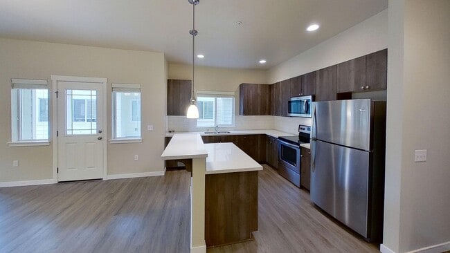 Building Photo - Beautiful 3-Bedroom Townhome w/ 2-Car Gara...