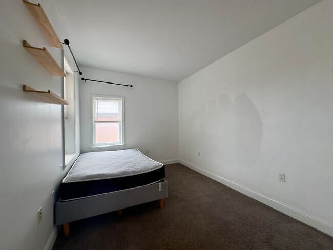 Building Photo - Inviting 3-Bedroom Single Family Townhome ...