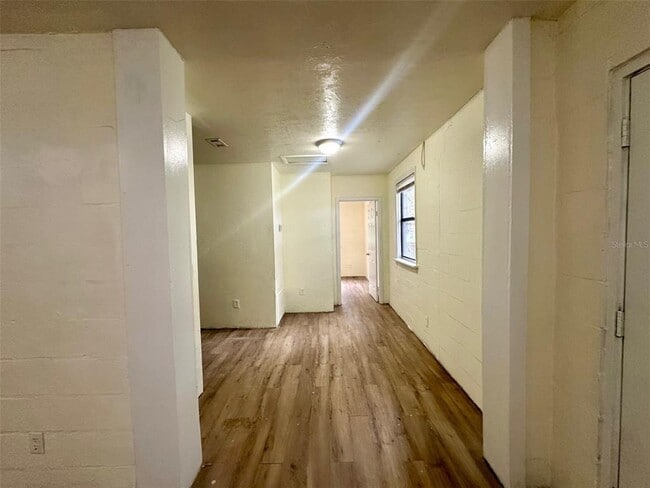 Building Photo - 651 NE Waldo Rd