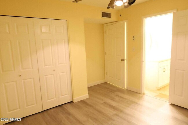 Building Photo - 557 S Sunwood Cir