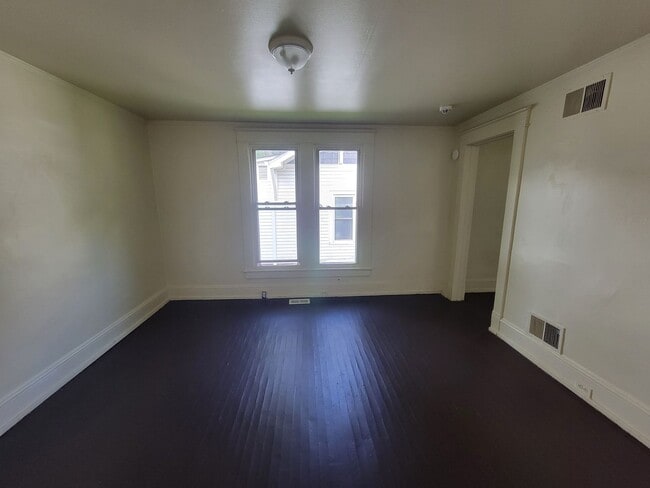 Building Photo - 3 Bedroom 1 Bathroom House