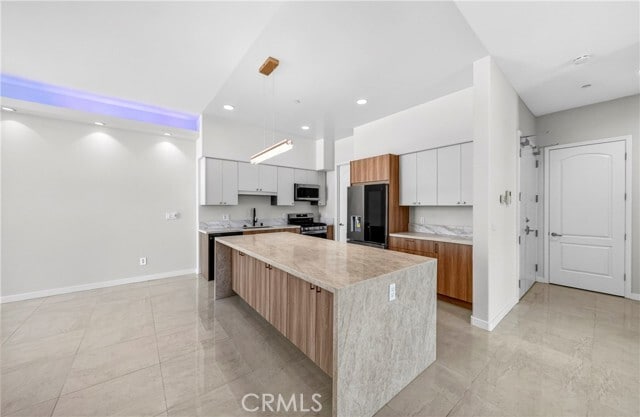 Building Photo - 401 N Serrano Ave