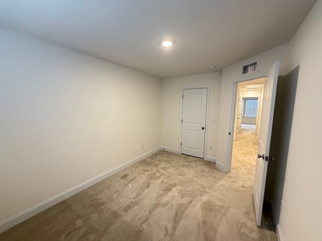 Building Photo - Mebane / Townhouse