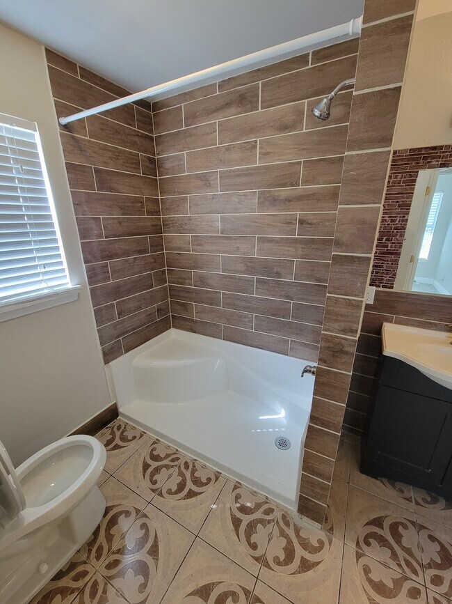 Building Photo - 810 Springvale Dr