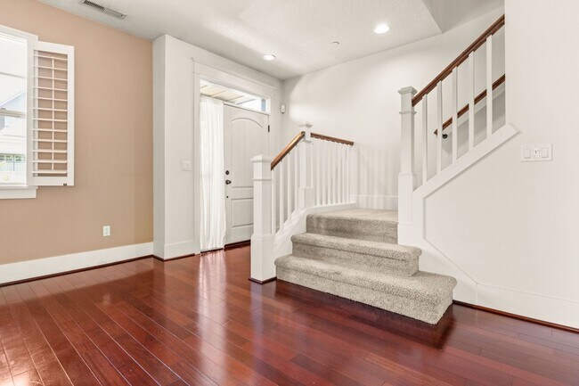 Building Photo - Must See! Luxury Townhome in West Sylvan Hills - Clubhouse/Pool/Garage!