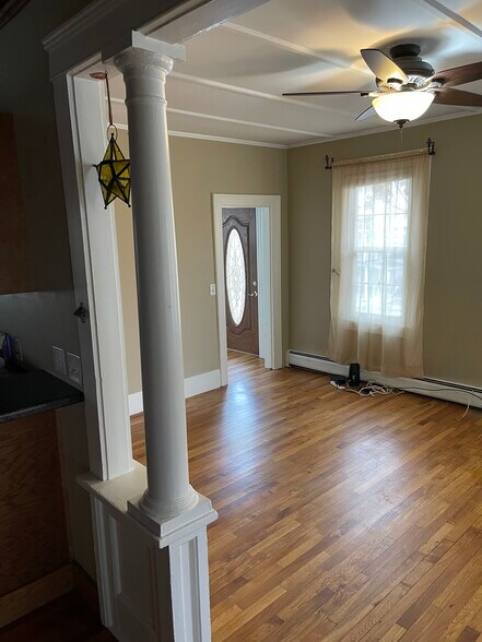 Building Photo - 378 W Main St