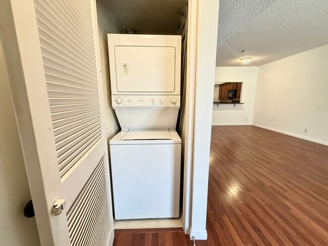 Building Photo - One Bedroom Condo in Montrose/Glendale