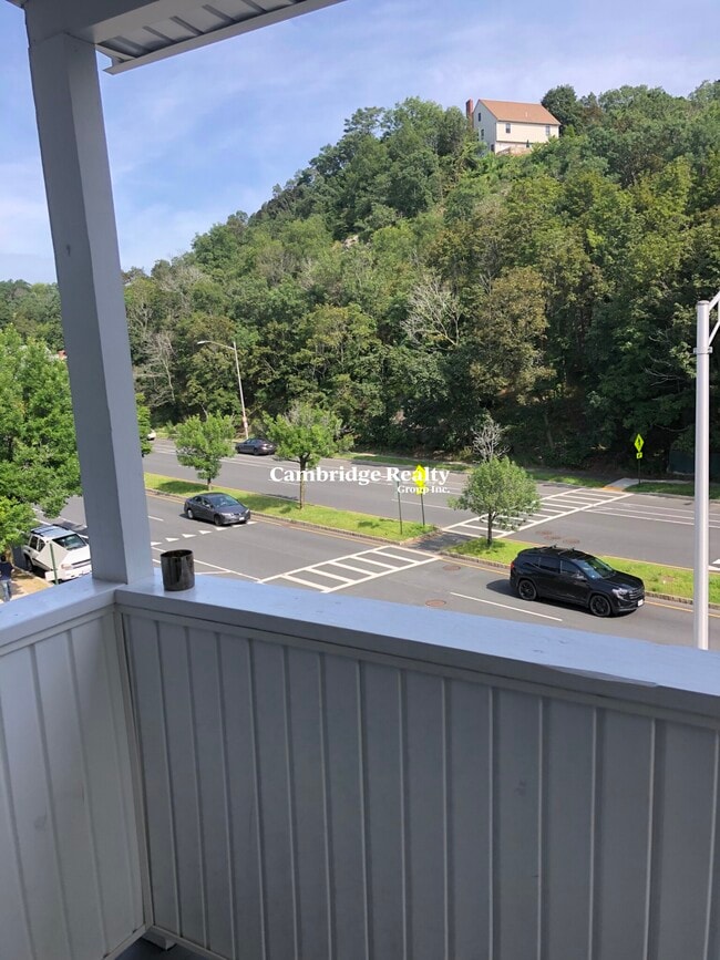 Building Photo - 204 Fellsway W