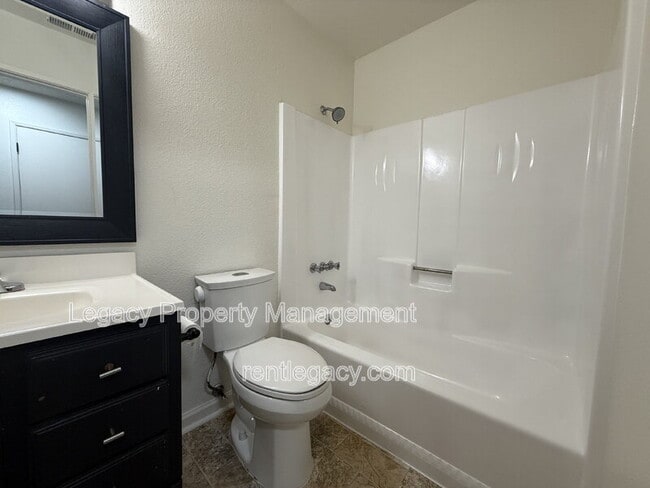 Building Photo - 2084 Quincy Ave