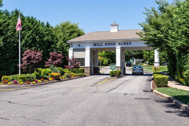 Building Photo - 115 Pond View Dr