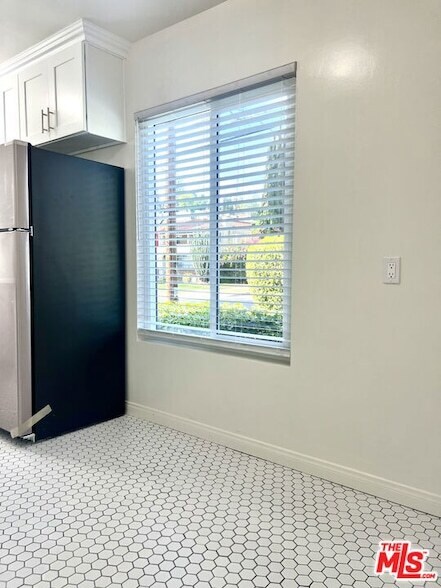 Building Photo - 1860 Alexandria Ave