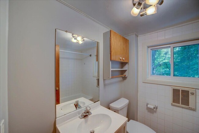 Building Photo - 3 Bedroom Apartment in Burlington VT Avail...