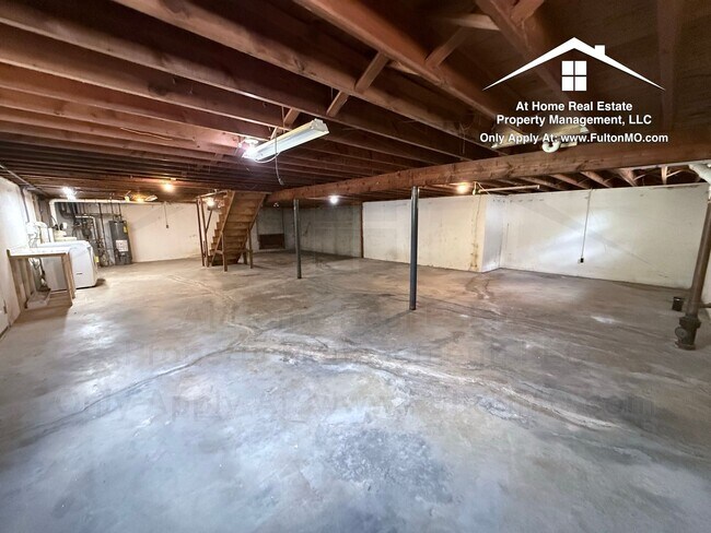 Building Photo - 511 Kleewood Dr