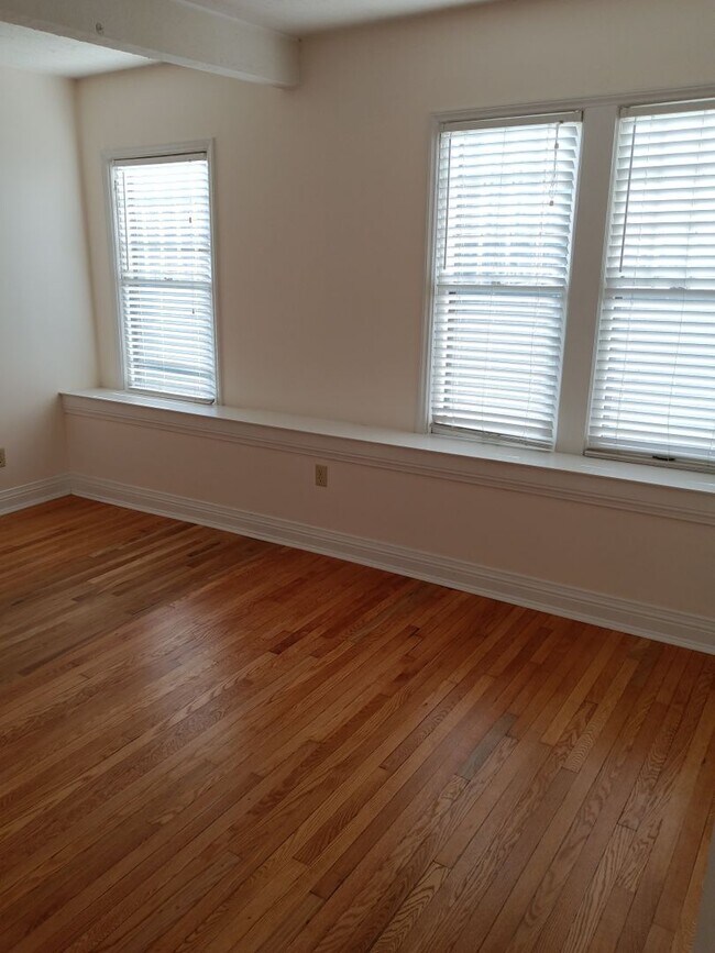 Building Photo - 2 Bedroom / 1.5 Bath Condo  Johnson City, TN