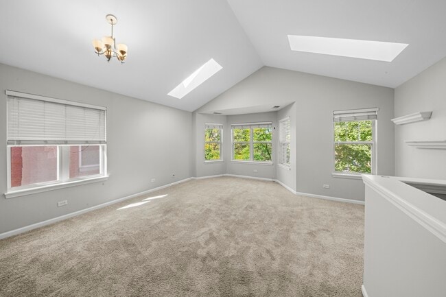 Building Photo - 649 W Elm St