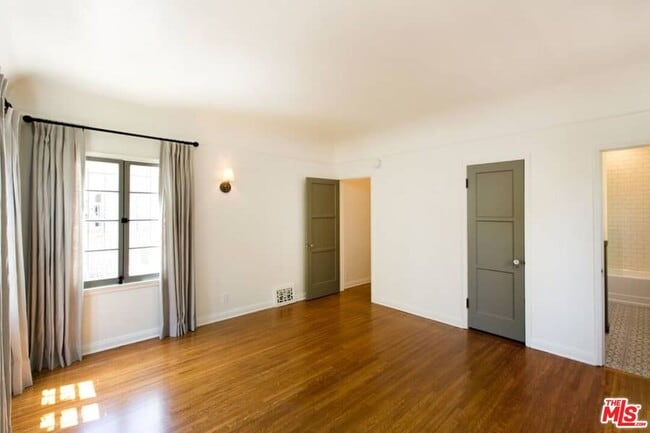 Building Photo - 1136 S Hayworth Ave