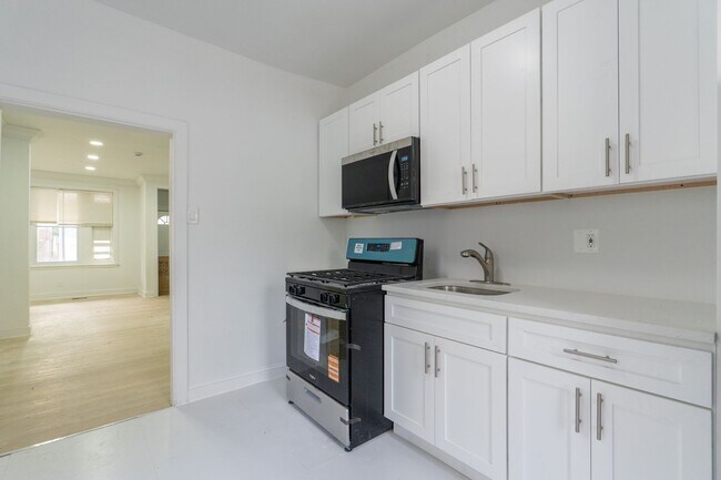 Building Photo - Newly rehabbed 3 bedroom 1.5 bath unit