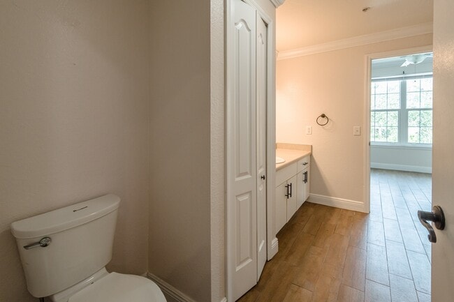 Building Photo - 4142 Central Sarasota Pkwy