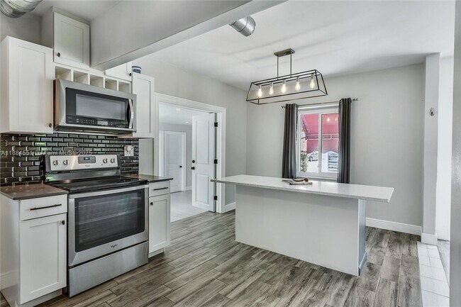 Building Photo - 5900 SW 44th Terrace