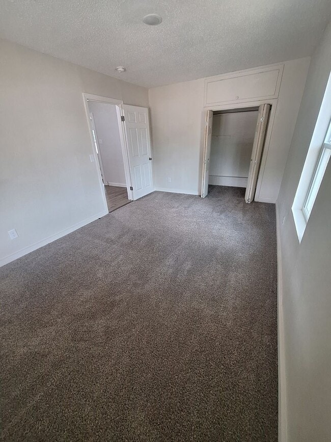 Building Photo - 3 bedroom, 1 bath