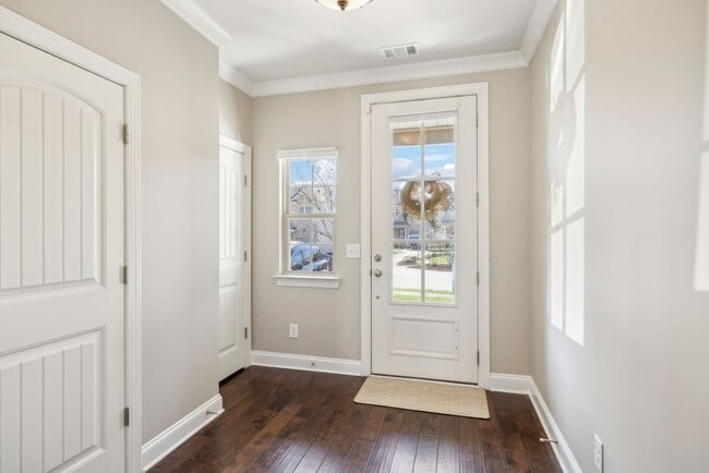 Building Photo - 3 BR/2.5 BA Luxury Townhome