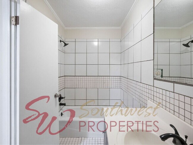 Building Photo - Spacious 4 Bed, 3 Bath Home - Perfect for Family or Student Living!