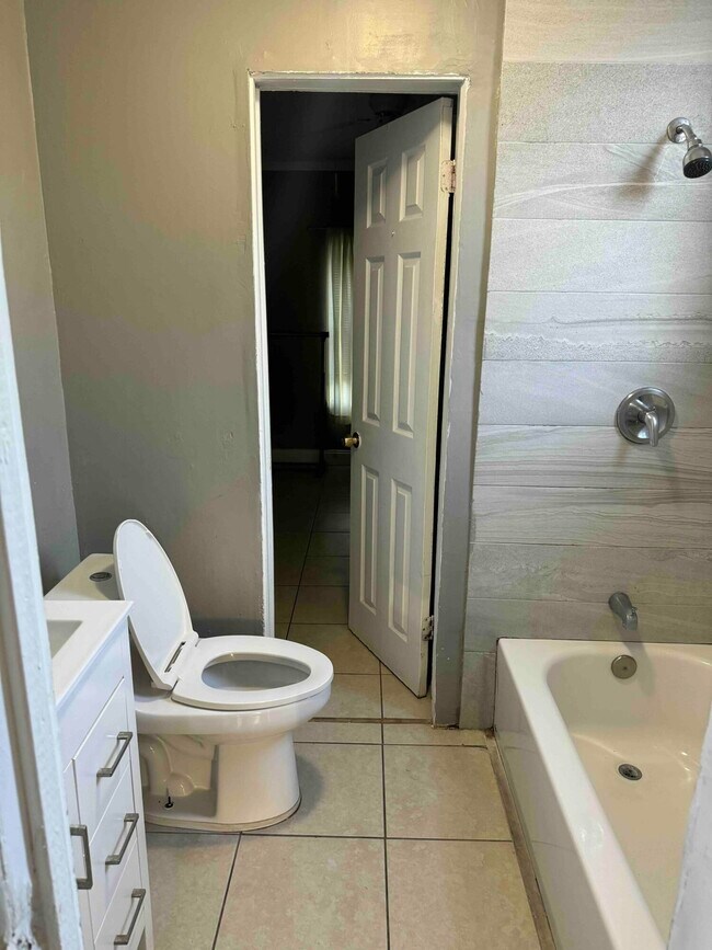 Building Photo - 717 S B St