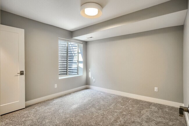 Building Photo - 3 bedroom / 3.5 bath Townhome + 2 Large Flex Spaces & Spacious Roof Top Deck!